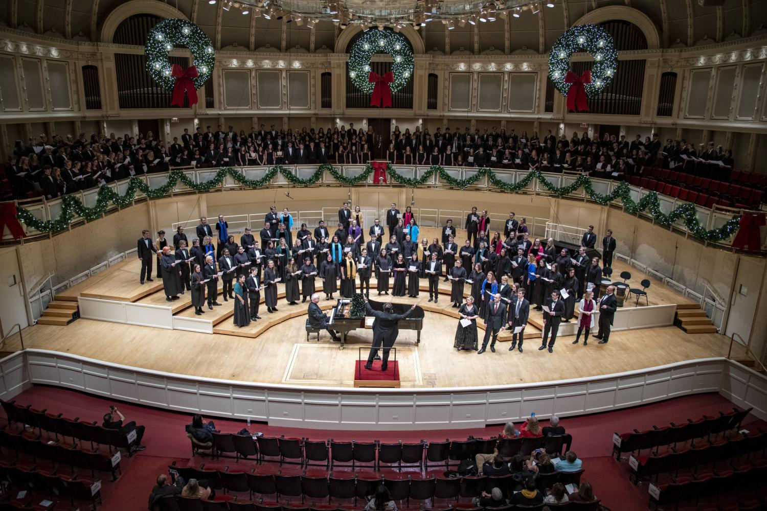 The <a href='http://uplz.vivendaoriente.com'>全球十大赌钱排行app</a> Choir performs in the Chicago Symphony Hall.